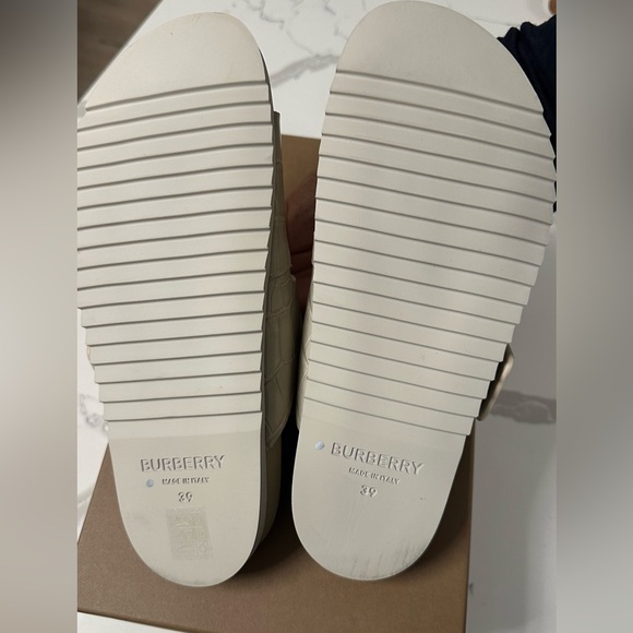 Burberry slides sz 39 beige NWT - Picture 3 of 3